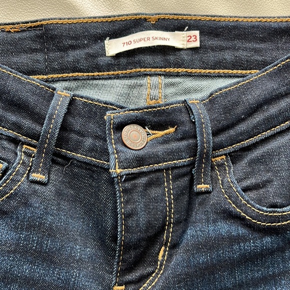 Levi's Women's 710 Super Skinny Jeans, Size 23, Dark Blue - Picture 2 of 4